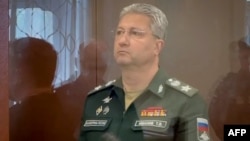  Timur Ivanov, zamenik ministra odbrane, u staklenom kavezu u sudu u Moskvi (Foto: AFP /Pres služba gradskog suda Moskve)