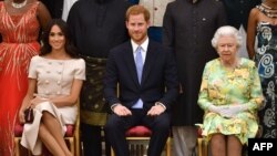 Meghan, Duchess of Sussex, Pangeran Harry, Duke of Sussex dan Ratu Elizabeth II berpose di Istana Buckingham (foto: dok). 