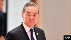 រូបឯកសារ៖ រដ្ឋមន្ត្រី​ការបរទេស​ចិន លោក Wang Yi នៅ​ពេល​ដែល​លោក​ទៅ​ចូលរួម​សន្និសីទ​សមាគម​ប្រជាជាតិ​អាស៊ី​អាគ្នេយ៍ (អាស៊ាន) នៅ​ទីក្រុង​វៀងចន្ទន៍​នៃ​ប្រទេស​ឡាវ​នៅ​ថ្ងៃទី ២៦ ខែកក្កដា ឆ្នាំ ២០២៤។