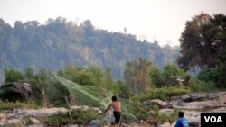 អ្នក​នេសាទ​ម្នាក់​បង់​សំណាញ់​នៅ​ក្បែរ​តំបន់​កោះ​ ដន​សាហុង​។ រដ្ឋាភិបាល​លាវ​មាន​គម្រោង​សាងសង់​ទំនប់​វារី​អគ្គីសនី​ ដែល​មាន​តម្លៃ​៦០០​លាន​ដុល្លារ​​ នៅ​តំបន់​នេះ។​