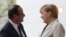 Tổng thống Pháp Francois Hollande (phải) nói chuyện với Thủ tướng Đức Angela Merkel