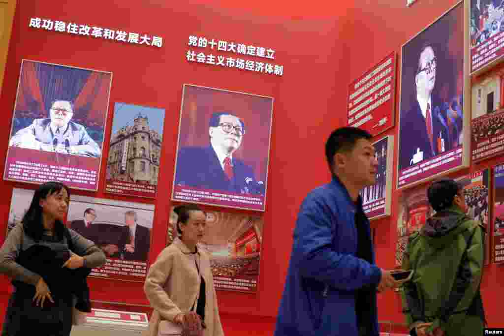 2018年11月14日,在北京的中国国家博物馆举办的中国改革开放40周年展览中,人们参观关于中国前领导人江泽民的部分。展览说,江泽民“成功稳住改革和发展大局”“党的十四大确立市场经济体制”。照片上有上海证券交易所,有江泽民会见克林顿。江泽民曾在1997年和2000年访问美国。