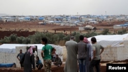 叙利亚土耳其边境的一个难民营中的叙利亚人难民（2015年10月23日）