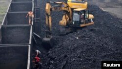 资料照片：中国辽宁省沈阳市一座火力发电厂的工人正在卸煤（2011年7月30日）