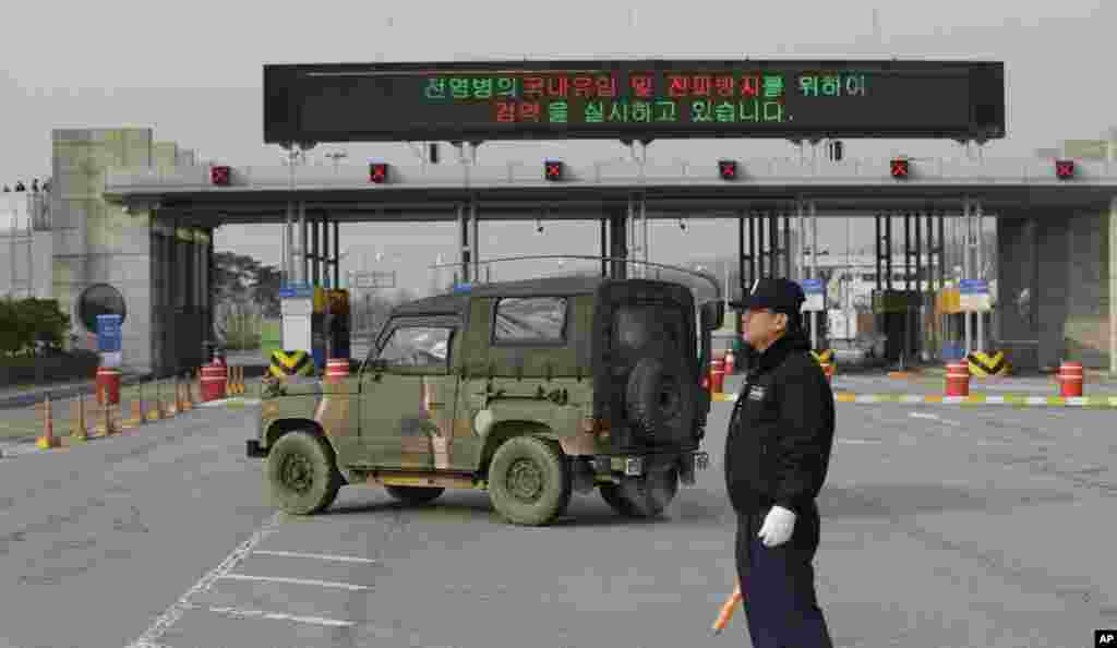 一辆韩国军车2013年4月8日经过板门店村边界附近通往朝鲜开城地区的海关,移民和检疫局的关口。