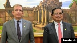 ឯក​អគ្គ​រដ្ឋ​ទូត​អាមេរិក​ប្រចាំ​នៅ​កម្ពុជា​ លោក W. Patrick Murphy​ ​(ឆ្វេង) ជួប​ជាមួយ​លោក ស ខេង រដ្ឋមន្ត្រី​ក្រសួង​មហាផ្ទៃ ដើម្បី​ពិភាក្សា​បញ្ហា​មួយ​ចំនួន កាល​ពី​ថ្ងៃ​ទី​៧ ខែ​មិថុនា ឆ្នាំ២០២១។ (រូបថត​ពី Facebook/US Embassy Phnom Penh, Cambodia)