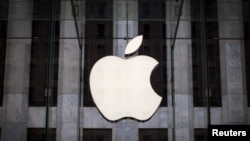 Sebuah logo Apple tergantung di atas pintu masuk toko Apple di 5th Avenue di borough Manhattan di New York City, 21 Juli 2015. (Foto: Reuters)