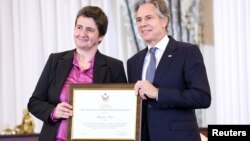 Direktorka nevladine organizacije Atina Marijana Savić sa američkim državnim sekretarom Entonijom Blinkenom u Stejt departmentu (Foto: REUTERS/Amanda Andrade-Rhoades)