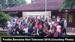 Sejumlah kelompok minoritas agama dan kelompok pendamping berfoto usai diskusi publik "Pemuda, Media, dan Toleransii" di Bogor, Sabtu, 17 November 2018. (Foto: Panitia Bersama Hari Toleransi 2018)