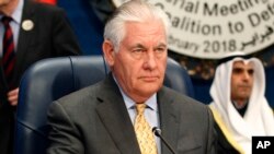 Sekretaris Negara AS Rex Tillerson mempersiapkan pertemuan koalisi pimpinan AS melawan ISIS di Kuwait City, Kuwait, Selasa, 13 Februari 2018.