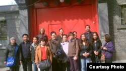 部分民众在胡耀邦逝世24周年纪念日到北京胡家祭拜（来源：博讯）