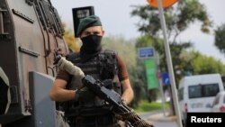 一名特警守卫在伊斯坦布尔街头（2016年7月18日）