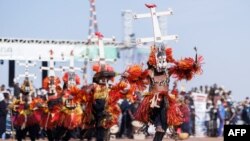Des hommes de l'ethnie dogon dansent lors de la cérémonie de danse masquée Ogobagna à Bamako, le 1er février 2025. (Ousmane Makaveli/AFP)