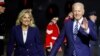 Presiden AS Joe Biden dan ibu negara Jill Biden tiba di bandara Cornwall, dekat Newquay, Inggris untuk menghadiri KTT G-7, Rabu (9/6). 
