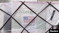 Vaksin COVID-19 produksi Moderna tiba di terminal kargo Bandara Internasional Soekarno Hatta di Tangerang dekat Jakarta, Indonesia, 11 Juli 2021. (Kris/Istana Kepresidenan/Handout via REUTERS)