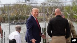 Bivši predsednik Donald Tramp na graničnom prelazu kod reke Rio Grande u mestu Igl Pes u Teksasu, 29. februara 2024. (Foto: AP/Eric Gay)