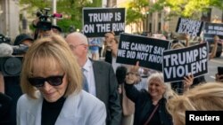 I. Džin Kerol dolazi u sud na Menhetnu (Foto: REUTERS/David 'Dee' Delgado)
