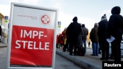 奥地利维也纳居民排队接种新冠病毒疫苗。（2021年11月18日）