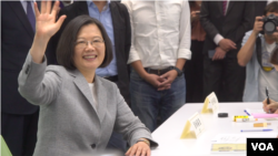 2019年3月21日,台湾总统蔡英文在出访太平洋邦交国之前来到民进党总部,正式登记参与2020总统大选的党内初选。(美国之音海伦)