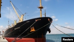 File - Kapal kargo curah berbendera Yunani, Sea Champion, berlabuh di pelabuhan Aden, Yaman, tempat kapal itu tiba setelah diserang di Laut Merah yang tampaknya merupakan serangan rudal keliru oleh milisi Houthi, 21 Februari 2024. (Fawaz Salman/REUTERS)