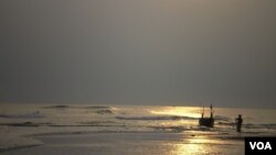 Nelayan tradisional pantai Lampanah Aceh kembali dari melaut di perairan Aceh. (Foto: Dok)