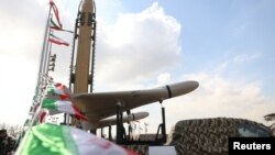 Sebuah drone terlihat dipamerkan di samping rudal Iran pada peringatan 44 tahun Revolusi Islam di Teheran, Iran, 11 Februari 2023. (Foto: Majid Asgaripour/WANA via REUTERS)