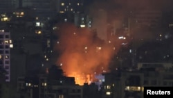 以色列空袭后,贝鲁特冒起烈火和浓烟。(2024年10月10日)