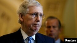 资料照片：美国参议院多数党领袖麦康奈尔在国会山与媒体交谈。(2019年6月18日)