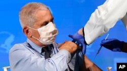 dr Entoni fauči, direktor Nacionalnog instituta za alergije i zarazne bolesti, prilikom dobijanja vakcine protiv Kovida 19, u Betezdi, u Merilendu (Foto: AP) 
