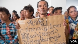 In this file photo taken on Aug. 12, 2016, villagers of the land dispute with the Phnom Penh Sugar company from Kampong Speu province, filed a petition and appealed to the Ministry of Land Management, Urban Planning and Construction, for interventions. (Leng Len/VOA Khmer)