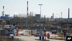 FILE - Titik penyeberangan perbatasan Rusia Svetogorsk dilihat dari titik penyeberangan perbatasan Pelkola di Imatra, tenggara Finlandia, 14 April 2023. (AP/Sergei Grits)