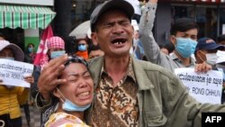 រូបឯកសារ៖ ក្រុម​អ្នក​គាំទ្រ​លោក រ៉ុង ឈុន ប្រធាន​សហភាព​សហជីព​កម្ពុជា​ លើក​បដា​ ក្នុង​ពេល​តវ៉ា​ទាមទារ​ឲ្យ​ដោះលែង​លោក នៅ​មុខ​តុលាការ​រាជធានី​ភ្នំពេញ ថ្ងៃ​ទី១ ខែសីហា ឆ្នាំ​២០២០។