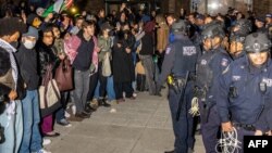 Polisi New York menghadapi pengunjuk rasa yang marah setelah menahan beberapa demonstran dan membersihkan perkemahan mahasiswa dan pengunjuk rasa pro-Palestina di kampus Universitas New York (NYU) untuk memrotes perang Israel-Hamas, di New York Senin, 22 April 2024.