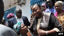 La procureure générale de la Cour pénale internationale (CPI), Fatou Bensouda, rencontre des gens à Conakry, le 4 juillet 2015.