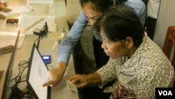 រូបឯកសារ៖ មន្ត្រី​ចុះ​ឈ្មោះ​បោះឆ្នោត​ ជួយ​ណែ​នាំ​ដល់​ពលរដ្ឋឲ្យ​ផ្ទៀង​ផ្ទាត់​ព័ត៌មាន​ ក្នុង​ពេល​ចុះ ឈ្មោះ​បោះឆ្នោត ​ក្នុង​រាជធានី​ភ្នំពេញ ​កាល​ពី​ថ្ងៃ​ទី ​១ ខែ​កញ្ញា ឆ្នាំ​ ២០១៦។​ (ហ៊ាន សុជាតា/វីអូអេ)