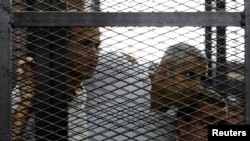 2014年6月23日格里斯特，法赫米以及艾哈迈德在埃及开罗一家法庭聆听判决