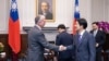 Presiden Taiwan Lai Ching-te (kanan) menyalami Senator AS Dan Sullivan dalam pertemuan di Kantor Kepresidenan di Taipei, Taiwan, Rabu, 29 Mei 2024. (Foto: Taiwan Presidential Office via AFP)