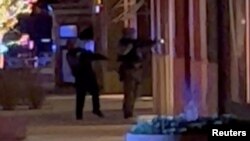 Naoružani policajci ispred zgrade u Lejkvudu, Kolorado, 27. decembra 2021, na fotografiji preuzetoj sa društvenih mreža.