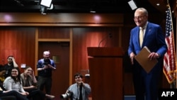 美国会参议院通过了一项对乌克兰、以色列和台湾等盟友的援助开支法案。参议院多数党领袖查克·舒默（Chuck Schumer 右）在国会大厦举行记者会。（2024年2月13日）