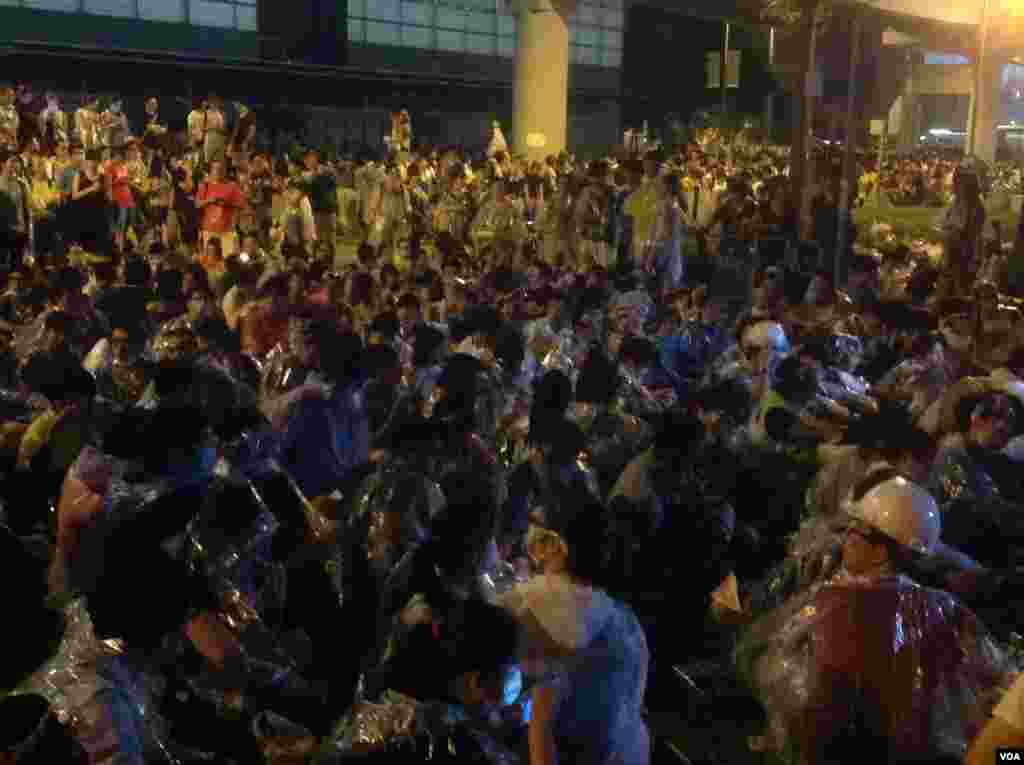 和平占领中环行动星期天凌晨正式启动（美国之音海彦拍摄）