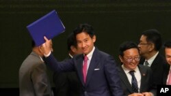 មេដឹកនាំ​គណបក្ស​ Move Forward លោក Pita Limjaroenrat បាន​ចុះ​ហត្ថលេខា​អនុស្សរណៈនៃ​ការ​​យោគយល់​មួយ ដើម្បី​បង្កើត​សម្ព័ន្ធ​នយោបាយ​រវាង​គណបក្ស​ Move Forward និង​គណបក្ស​ផ្សេង​ទៀត