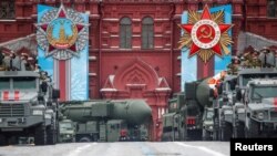 Ruska vojna vozila, uključujući i pokretne lansere interkontinentalne balističke rakete Jars, tokom parade na Crvenom trgu, povodom 76. godišnjice pobede nad nacističkom Nemačkom u Drugom svetskom ratu, u Moskvi, 9. maja 2021.