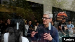 苹果公司首席执行官蒂姆·库克于2018年10月9日访问上海一家苹果商店。