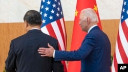 Presiden AS Joe Biden (Kanan) dan Presiden China Xi Jinping bersama-sama menuju sebuah pertemuan di KTT G20 di Bali, 14 November 2022. (Foto: Alex Brandon/AP Photo)