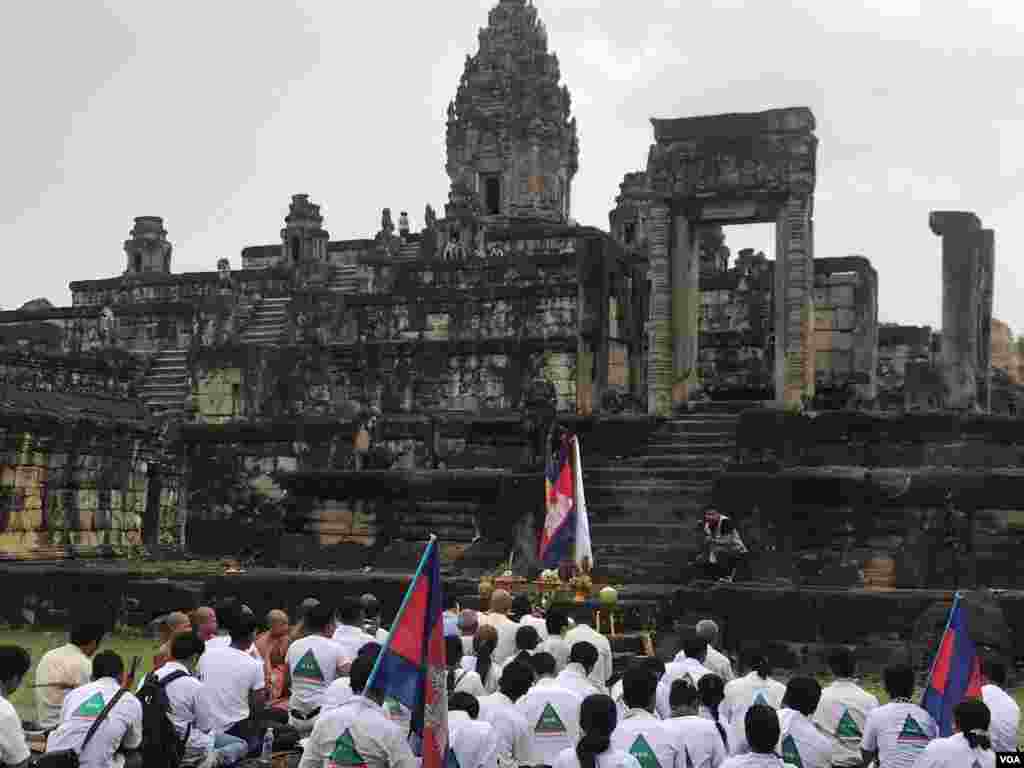 គណបក្ស​ប្រជាធិបតេយ្យ មូលដ្ឋាន​បាន​ជួបជុំគ្នា​ធ្វើ​ពិធី​បួងសួង​បែប​ជំនឿ​សាសនា​នៅ​រសៀល​ថ្ងៃ​បិទ​បញ្ចប់​ការឃោសនា​រក​សំឡង​ឆ្នោត នៅក្នុង​ប្រាសាទ​បាគង ស្ថិត​នៅក្នុង​ស្រុក​បាគង ខេត្តសៀមរាប នៅថ្ងៃទី ២៧ ខែកក្កដា ឆ្នាំ២០១៨។ (ធីតា វីន/VOA)