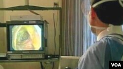 Dokter tengah melakukan metode colonoscopy untuk mendeteksi adanya kanker usus besar (foto: dok.).