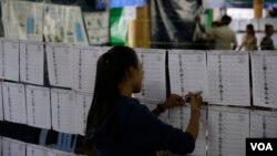 ក្រុមមន្ត្រី​រៀបចំ​ការ​បោះឆ្នោត​ កំពុង​រៀបចំ​ការិយាល័យ​បោះឆ្នោត​ និង​បិទបញ្ជី​បោះឆ្នោត​ថ្មី​ នៅតាម​ការិយាល័យ​បោះឆ្នោត​មួយ ត្រៀម​សម្រាប់​ថ្ងៃ​បោះឆ្នោត​ ក្នុង​រាជធានី​ភ្នំពេញ នៅថ្ងៃទី៣​ ខែមិថុនា​ ឆ្នាំ២០១៧។ (ហ៊ាន សុជាតា/VOA)