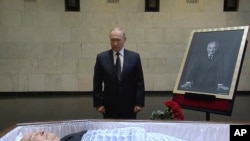 Potongan gambar yang diambil dari video ini menujukkan Presiden Rusia Vladimir Putin memberikan penghormatan terakhir pada jenazah Mikhail Gorbachev, mantan presiden Uni Soviet, di Rumah Sakit Pusat di Moskow, Rusia, pada 1 September 2022. (Foto: Russian pool via AP) 