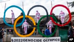 印度流亡藏人以奥运会标志制作成道具，抗议北京举办2022冬季奥运会。