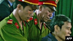 Linh mục Lý tại 1 tòa án ở Huế, 30/3/2007